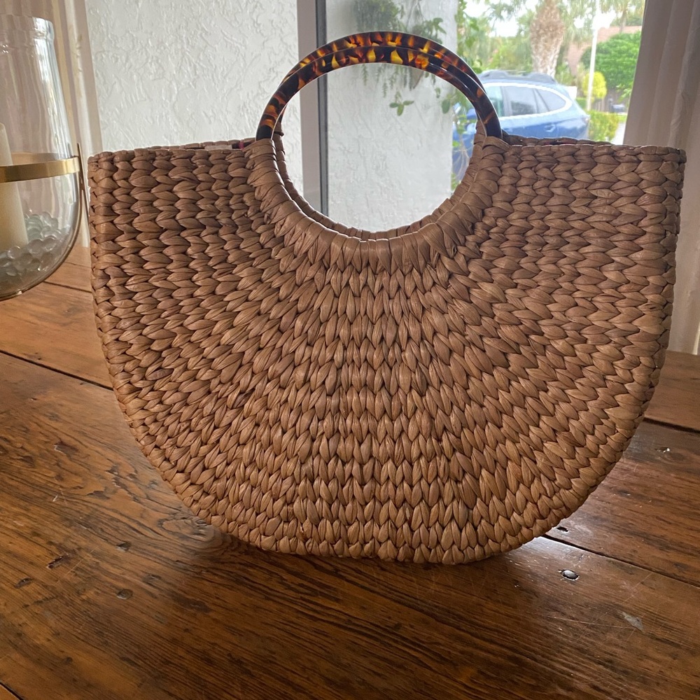 Putu straw bag with tortoise shell handle